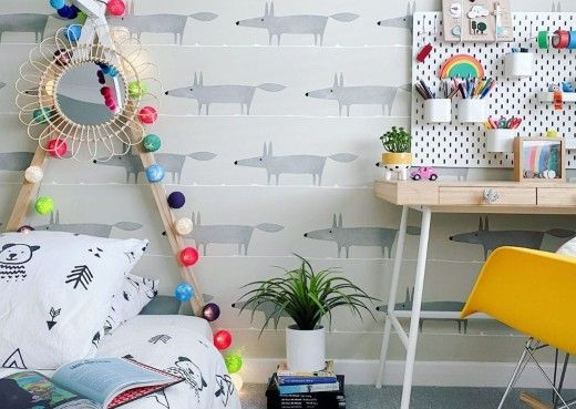 Grey wallpaper in a kids bedroom